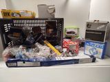 une pile d'objets posée sur une étagère dans une pièce