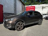 un SUV marron garé devant un immeuble