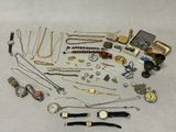 de nombreux types de montres et d'autres objets sur la table