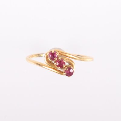 une image représentant une bague en or ornée d'un rubis au centre