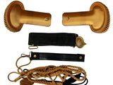 deux poignées en bois, une corde et un briquet sur fond blanc
