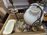 un vase blanc posé sur une table à côté d'une lampe