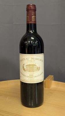 une bouteille de vin posée sur une table en bois