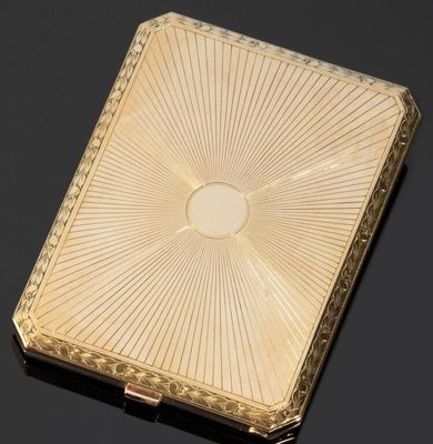 un étui à cigarettes ancien en or orné d'un motif en rayons de soleil