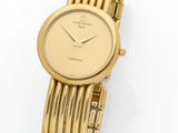 gros plan d'une montre-bracelet sur une surface blanche