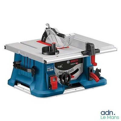La scie à table Bosch est utilisée sur une scie à table