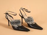 chaussures noires à talons hauts, ornées de cristaux au niveau de la cheville et dotées d'une bride à la cheville