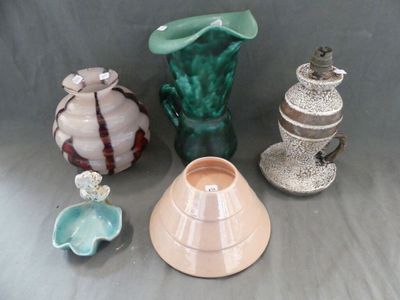 de nombreux types de vases différents posés sur une table