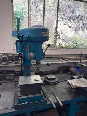 une machine posée sur une table dans une pièce