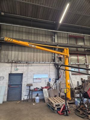 une grue installée à l'intérieur d'un bâtiment