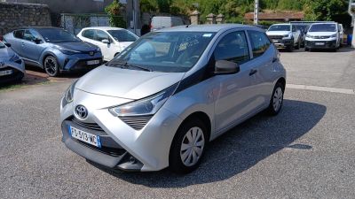 une Toyota AY argentée garée sur un parking