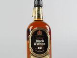 une bouteille de whisky « Black and White » sur fond blanc