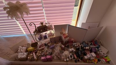 une boîte remplie d'objets posée par terre devant une fenêtre