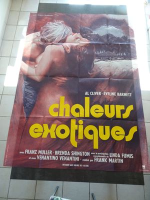 une grande affiche représentant un homme et une femme en train de s'embrasser dans une salle de bains