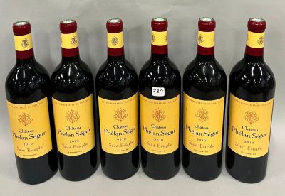 six bouteilles de vin rouge alignées sur une table