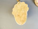 un collier sur lequel figure la photo d'une personne