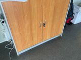 une petite armoire sur laquelle est posé un ordinateur portable