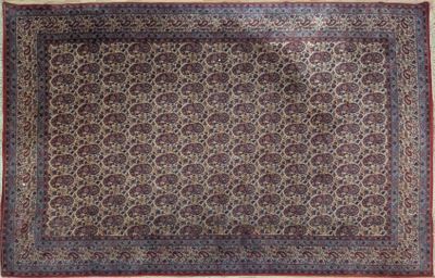 un tapis oriental orné d'un motif floral sur fond beige