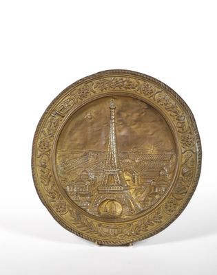 gold plate with eiffel tower in the center