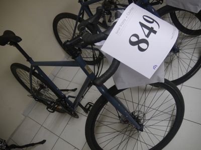 deux vélos posés par terre, avec une étiquette de prix