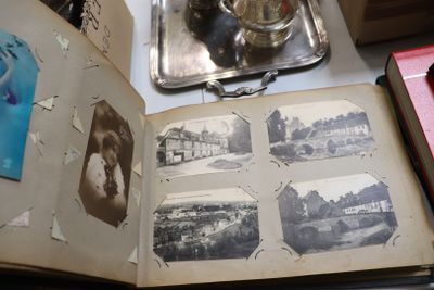 un livre ouvert posé sur une table, avec des images dessus