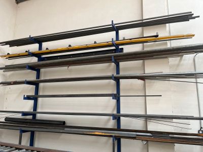 un support sur lequel sont disposées plusieurs sortes de tiges métalliques