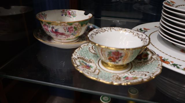 Jacob PETIT (1796-1868) : tasse et sous tasse en porcelaine à déc...