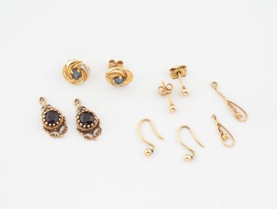 cinq paires de boucles d'oreilles et des boucles d'oreilles