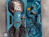 une boîte bleue contenant des outils sur le sol
