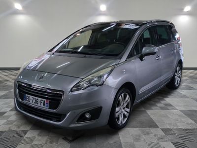 la voiture argentée est garée dans le garage sur le sol en damier