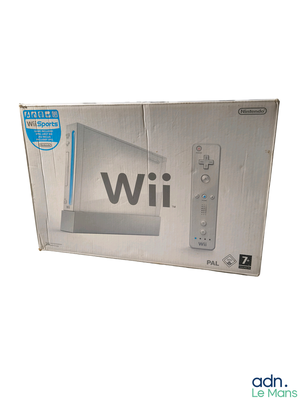 Console de jeux Nintendo Wii dans son emballage, sur fond blanc