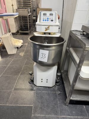 une photo d'une cuisine avec un mixeur et un évier
