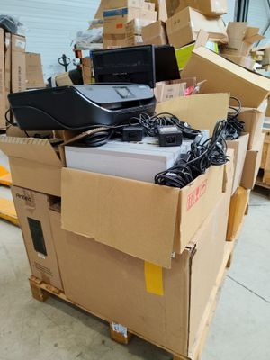 une caisse remplie de matériel électronique posée sur une palette
