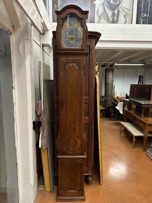 HORLOGE DE PARQUET. Caisse en noyer.