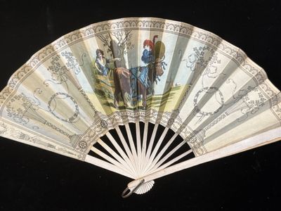 un éventail orné d'une peinture sur fond noir