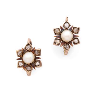 une image d'une paire de boucles d'oreilles en perles et diamants