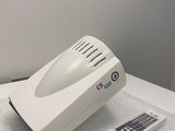 une télécommande posée sur une table à côté d'une machine