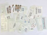 beaucoup de timbres et d'enveloppes posés sur une table