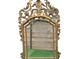 une image d'un miroir avec un cadre doré sur un fond blanc