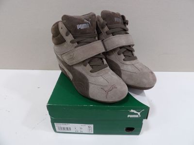 une paire de chaussures qui se trouve sur le dessus d'une boîte