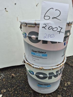trois seaux de peinture avec une étiquette de prix dessus