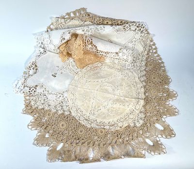 Ensemble de napperons en dentelle et deux paires de gants.