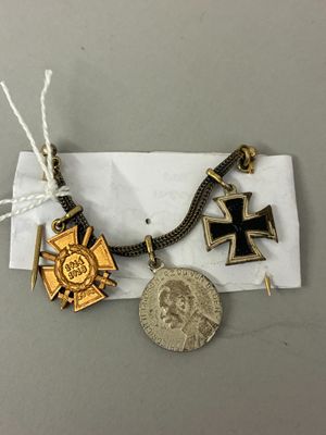 un gros plan d'une médaille et d'une pièce de monnaie posées sur une feuille de papier