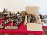 un tas de vieux outils sur une table rouge