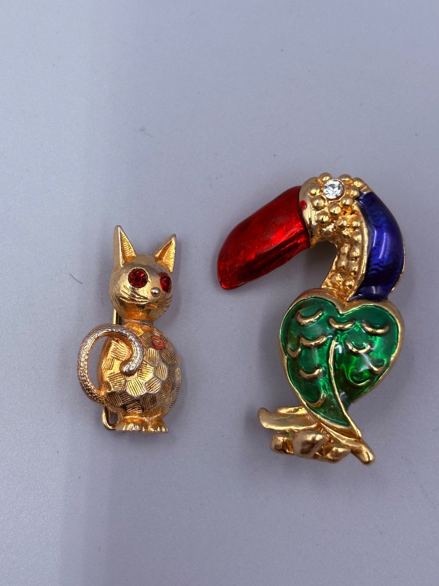 Lot de deux broches fantaisie vintage.