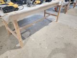 une table sur laquelle sont posés tout un tas d'outils