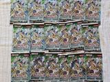 un gros plan sur une pile de cartes Pokémon posée sur une table