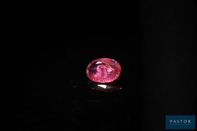 un diamant rose dans l'obscurité