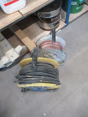 une photo montrant un tas d'outils par terre