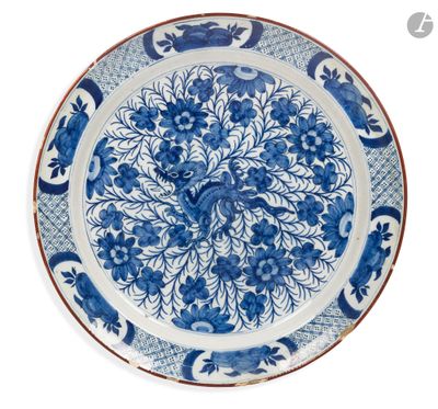 une assiette bleue et blanche ornée d'un motif floral